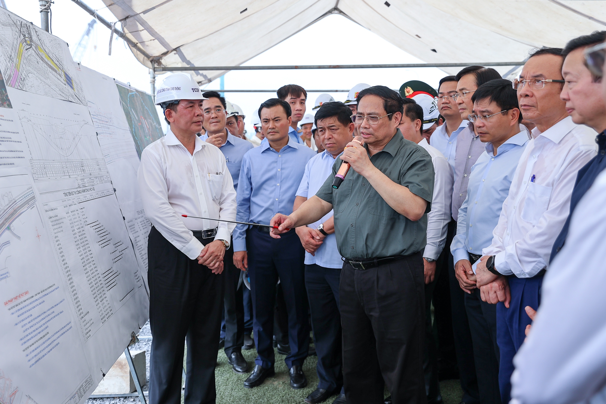 Thủ tướng yêu cầu đơn vị thi công khẩn trương thiết kế công trình biểu tượng tại nút giao An Phú (Ảnh: VGP/Nhật Bắc).